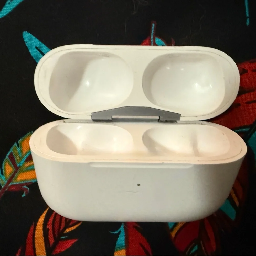 COPY - Apple AirPods Pro with Wireless Charging Case- MISSING Right Bud